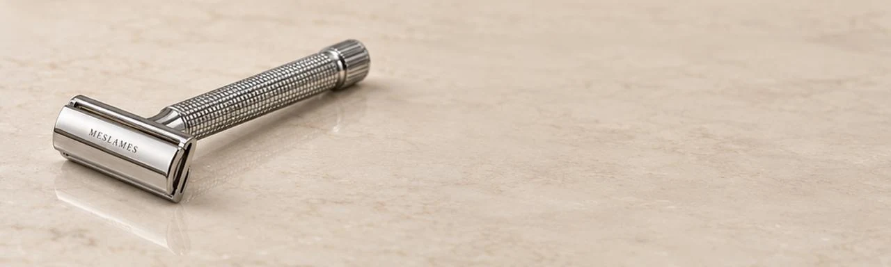 Rasoir de sûreté Meslames posé sur du marbre clair